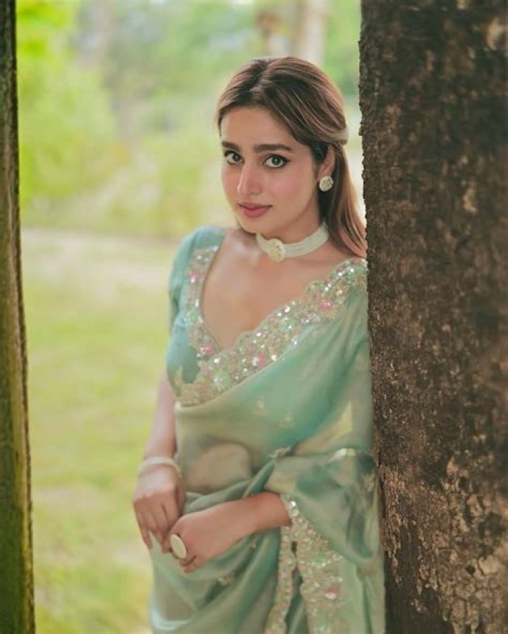Ayesha Khan age Style.Pk