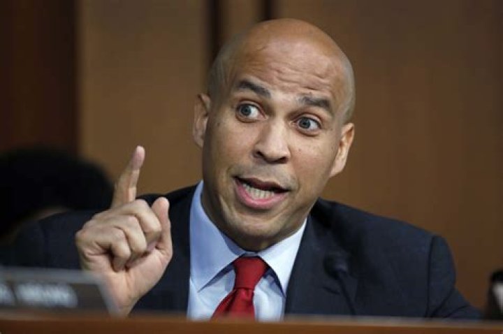 Cory Booker makes himself look the fool, again