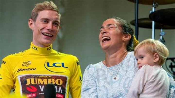 Jonas Vingegaard havde Frida p&aring; armen og Trine i h&aring;nden under bev&aelig;gende