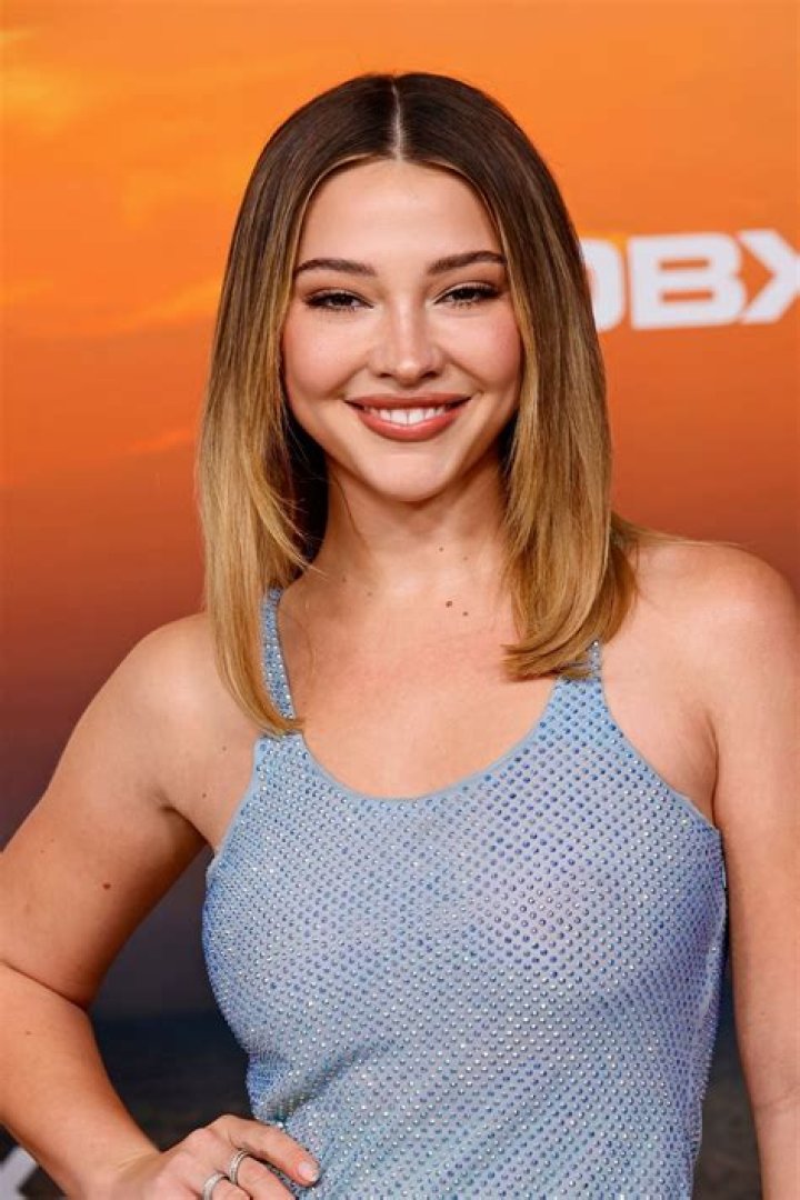 Madelyn Cline's bio sexuality, dating, net worth, height, family