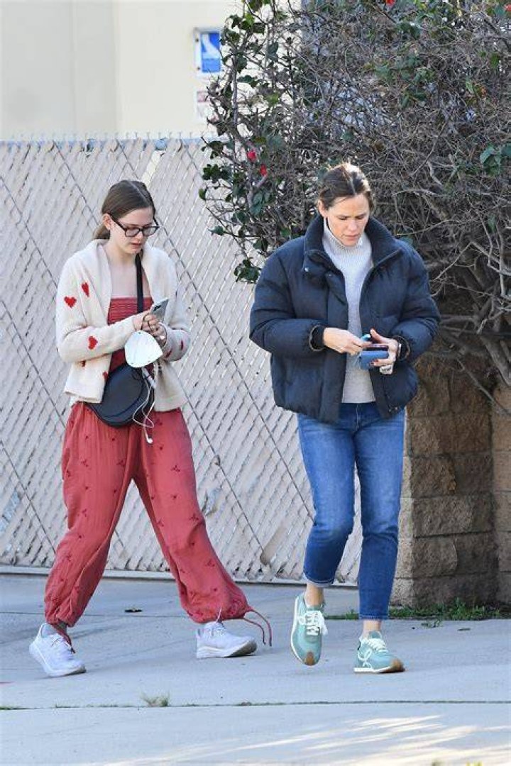 Violet Affleck How Do J.Lo & Ben Affleck’s Daughter Get Along?